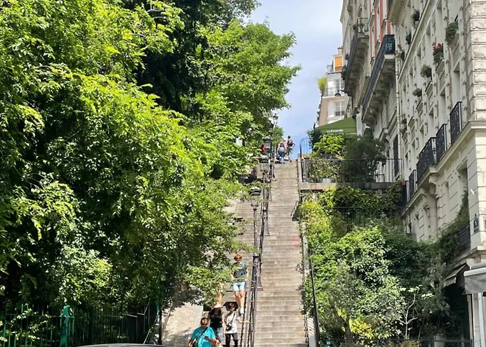 Au Bas De Montmartre !