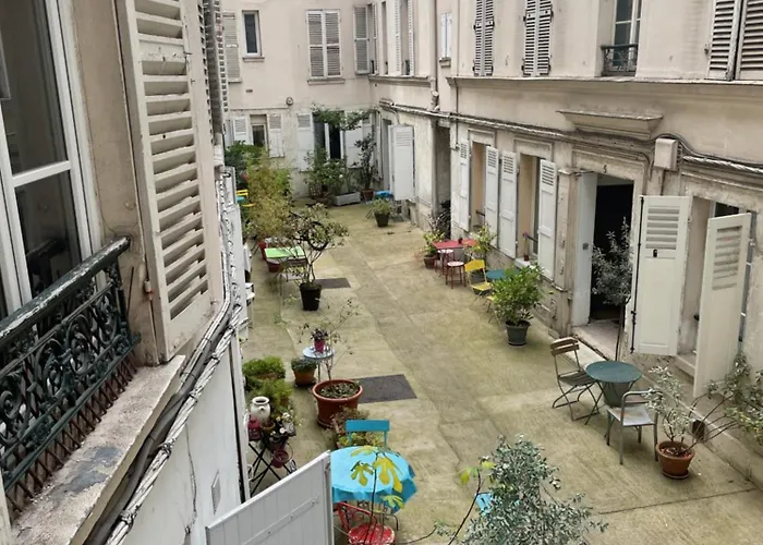 Au Bas De Montmartre !